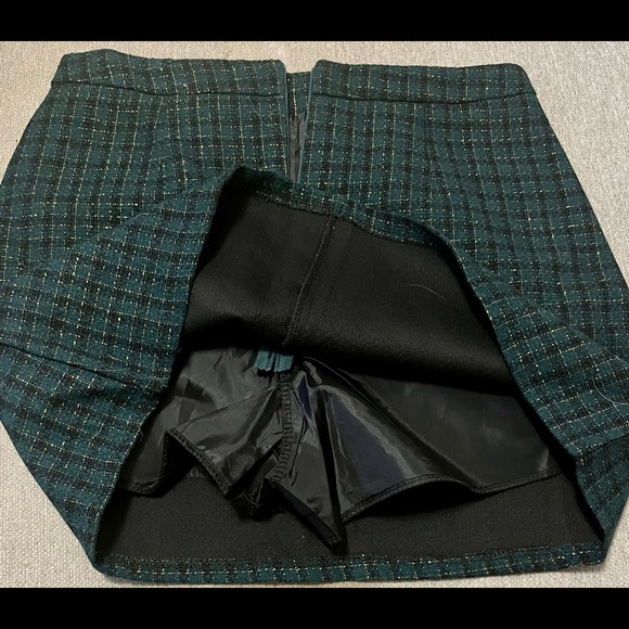 Plaid skirt with shorts underneath - Picture 3 of 3